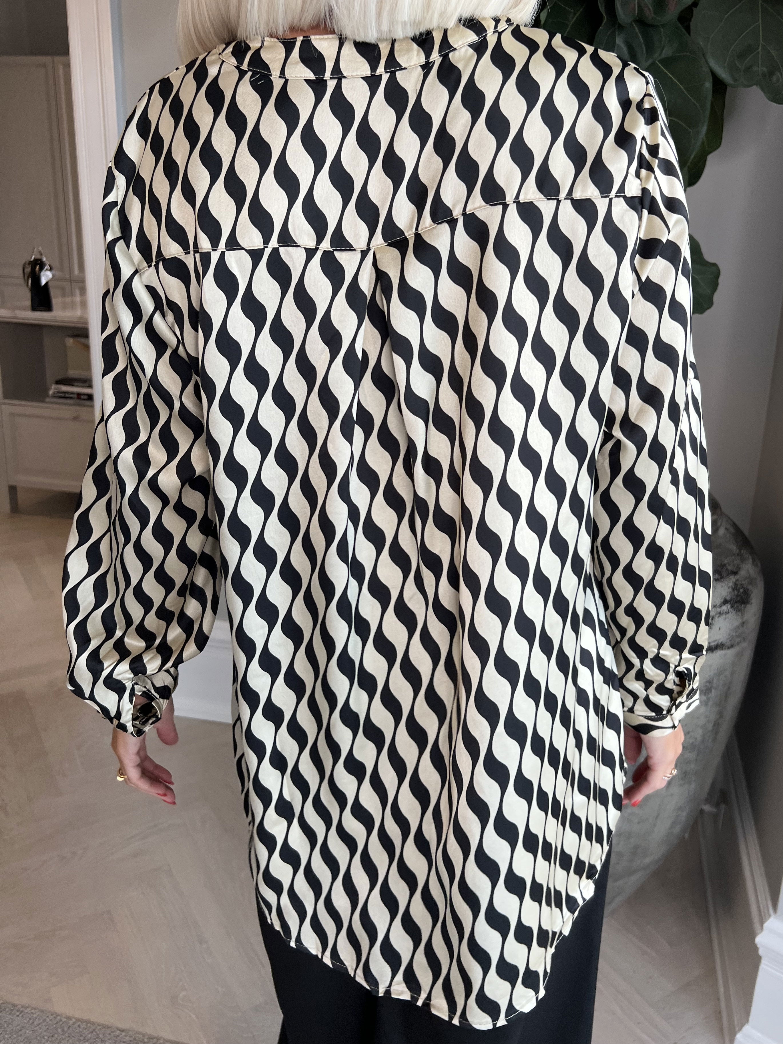 Leona - Flerfarvet mønstret skjorte i silkelook